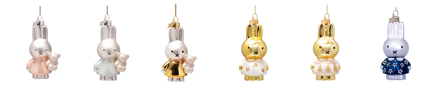 すべて本体サイズは60×40×115mm（幅×奥行き×高さ）。左からbaby pink w/bear、baby blue w/bear、baby gold w/bear、gold w/star dress、gold x’mas tree dress、blue flower dress