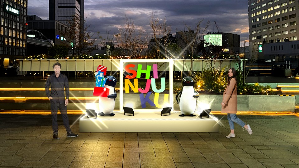 新宿ミナミルミでは「SHINJUKU」オブジェのそばに立つSuicaのペンギンと記念撮影できる