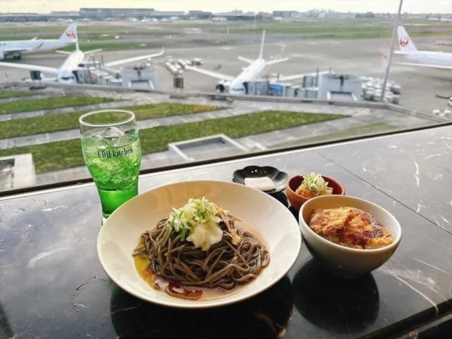 羽田空港第1ターミナルでは、福井市食のPR大使・橘ケンチ氏（EXILE）の就任5周年を記念したランチフェアを11月30日まで開催中。写真は越前おろしそば、ソースかつ丼、油揚げ、羽二重餅など味わえるお得なセット