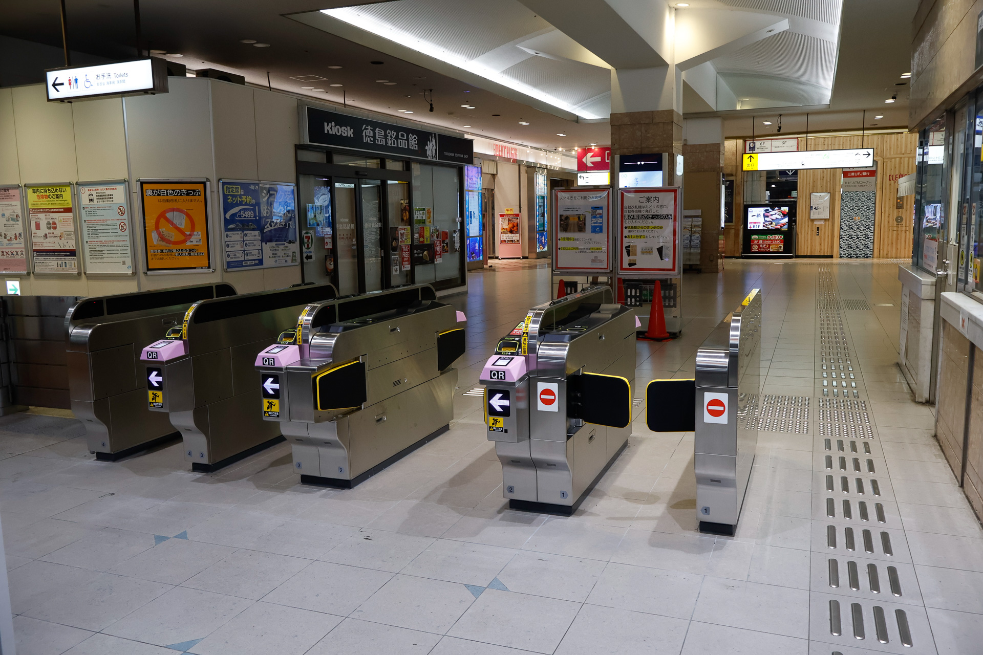 徳島駅にも自動改札機が導入され、あわせてスマえき対応のQR対応通路が用意された
