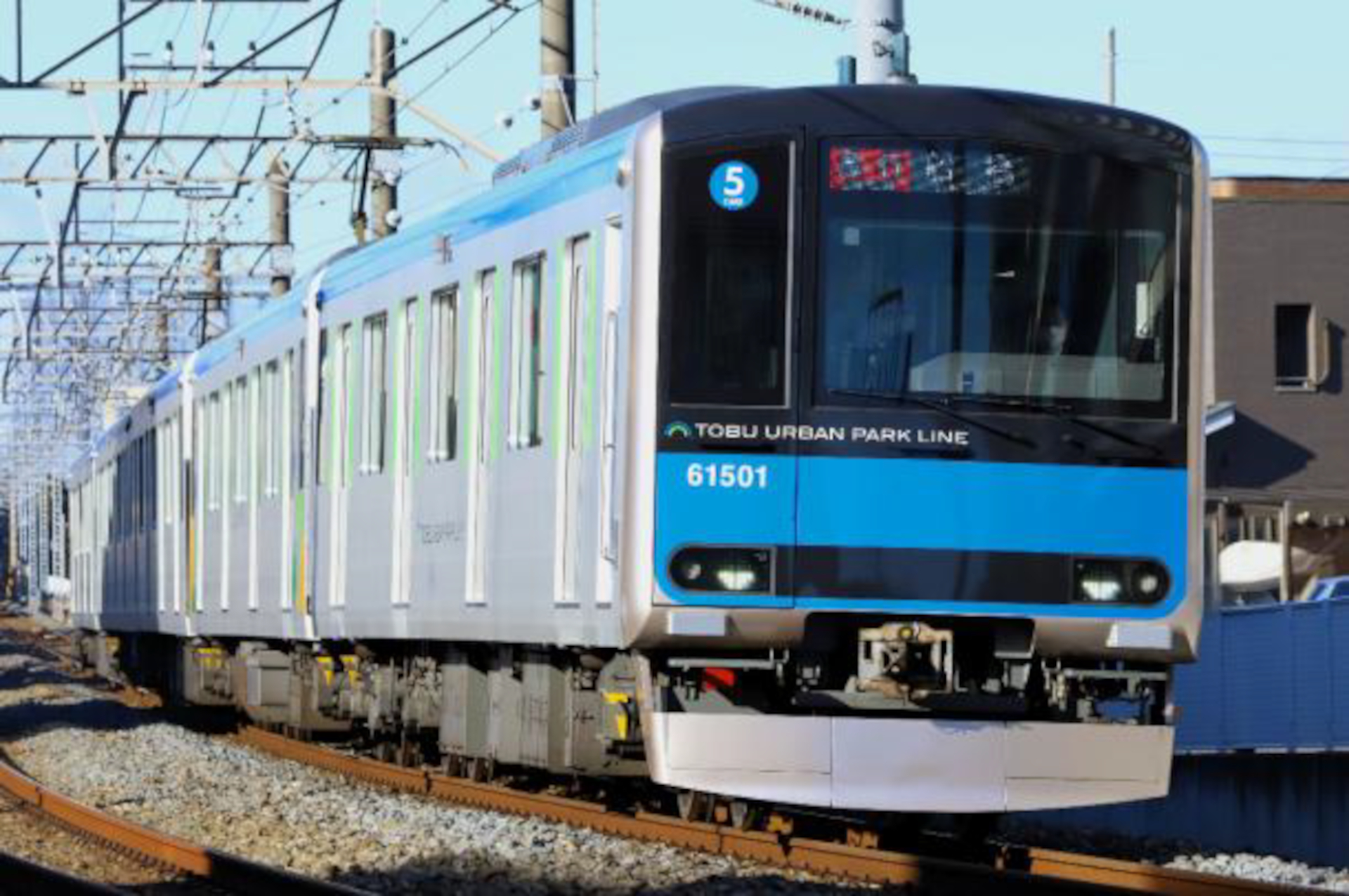 ダイヤ改正後は、柏～船橋駅間の全列車を80000系および60000系（写真）の5両編成で運転
