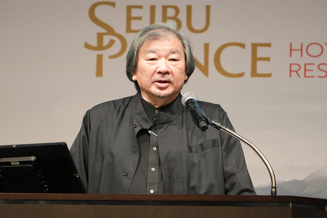 建築家の坂茂氏。紙管を使った建築や、木材を使った革新的な構造で知られる