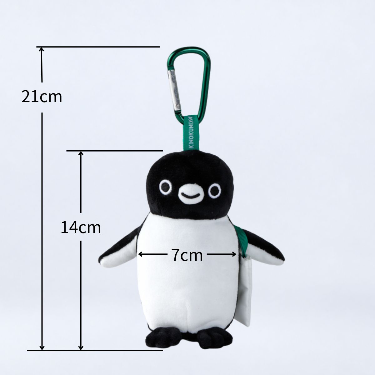 ぬいぐるみの全長は約21cm（カラビナ含む）。カラビナがついているので、いつでも一緒にお出かけできる