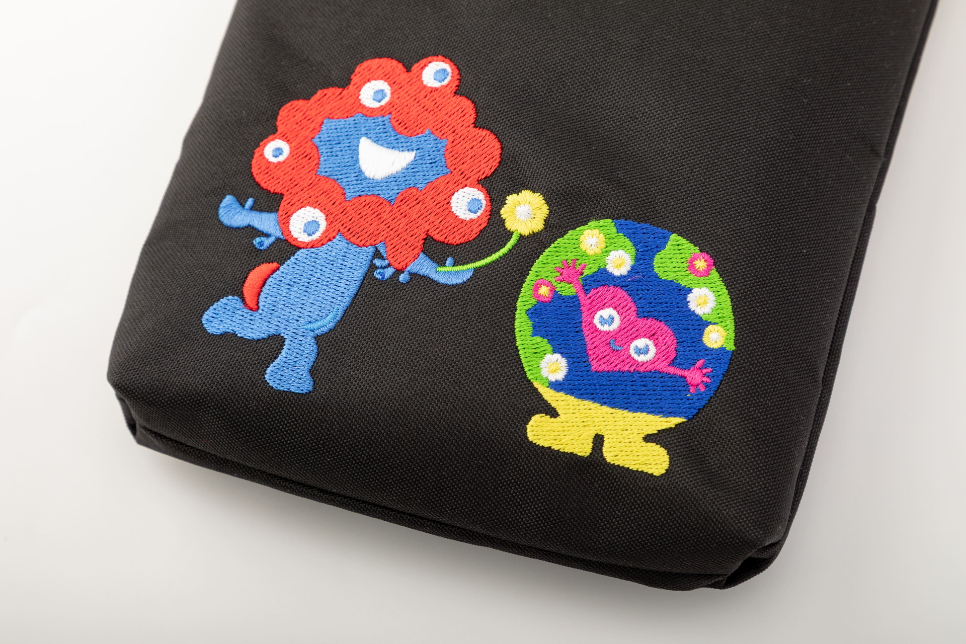 万博から園芸博へとバトンタッチする様子を刺繍でデザイン