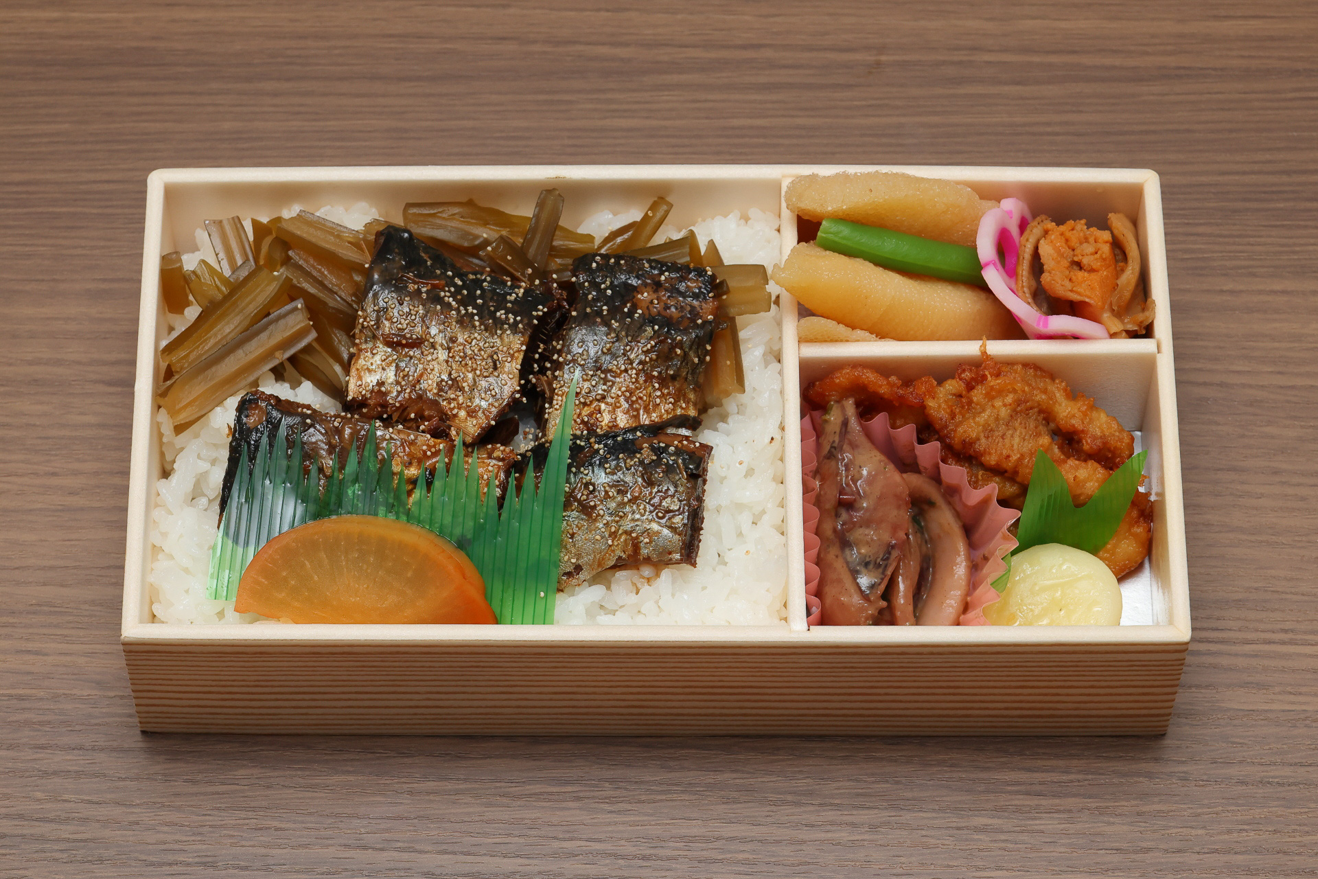 通常版「鰊みがき弁当」にいかのゴロ煮やホタテ、いももちなどを加えた期間限定バージョン