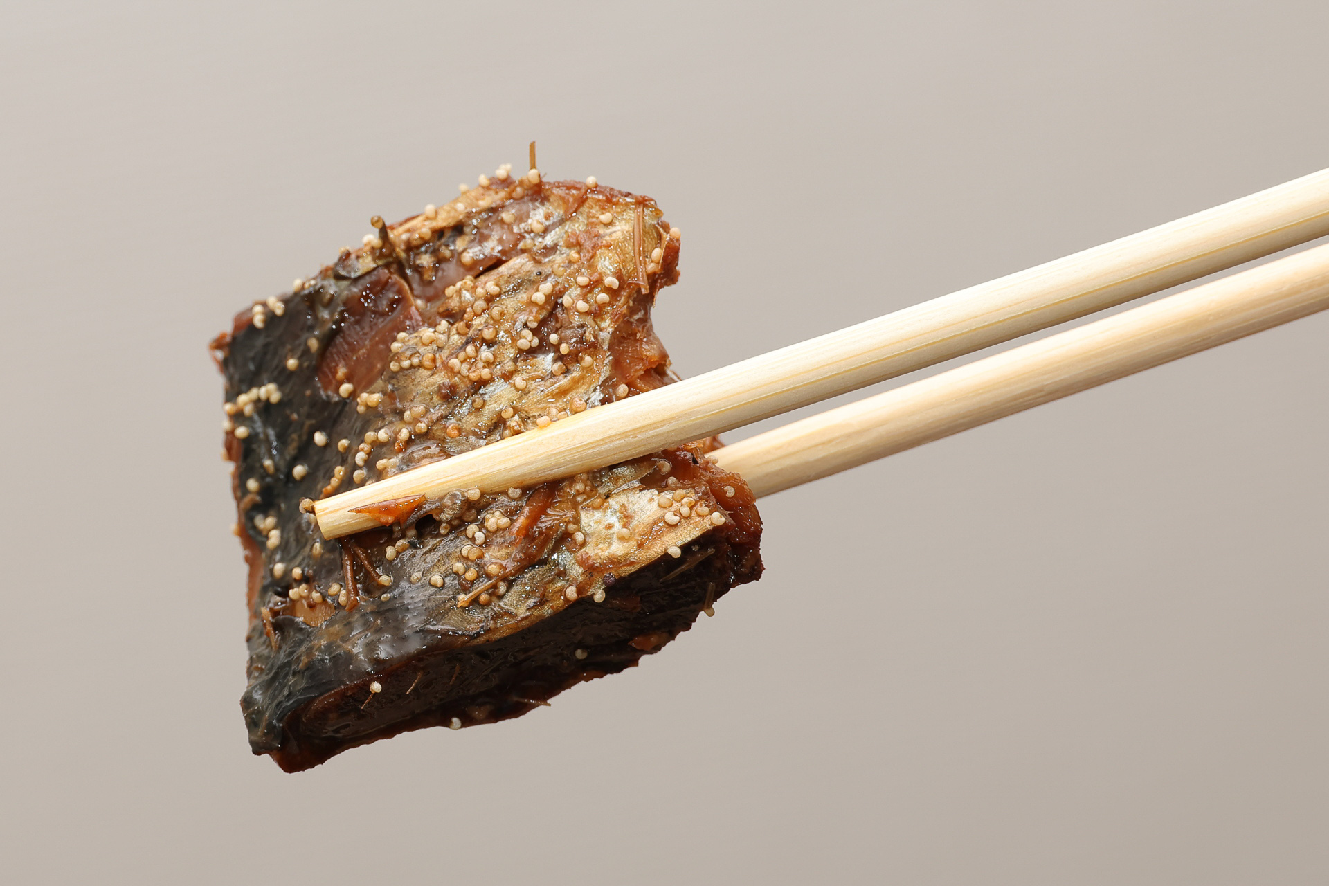 大ぶりな鰊は身も厚く、鰊本来のあじわいと甘露煮特有の甘さが共存しています