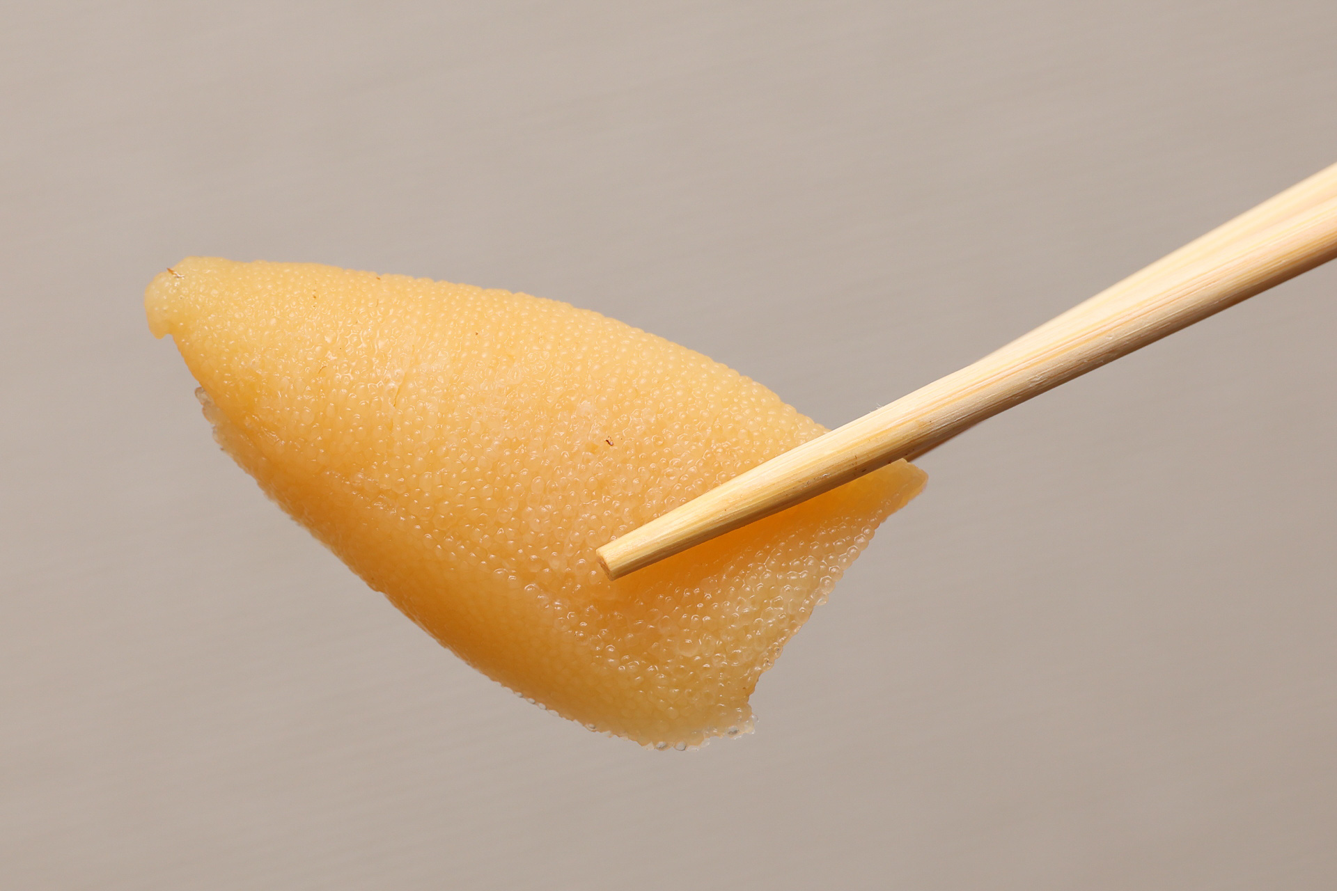 コリコリとした食感も楽しい数の子は食べ応えのある大ぶりなものが3つ