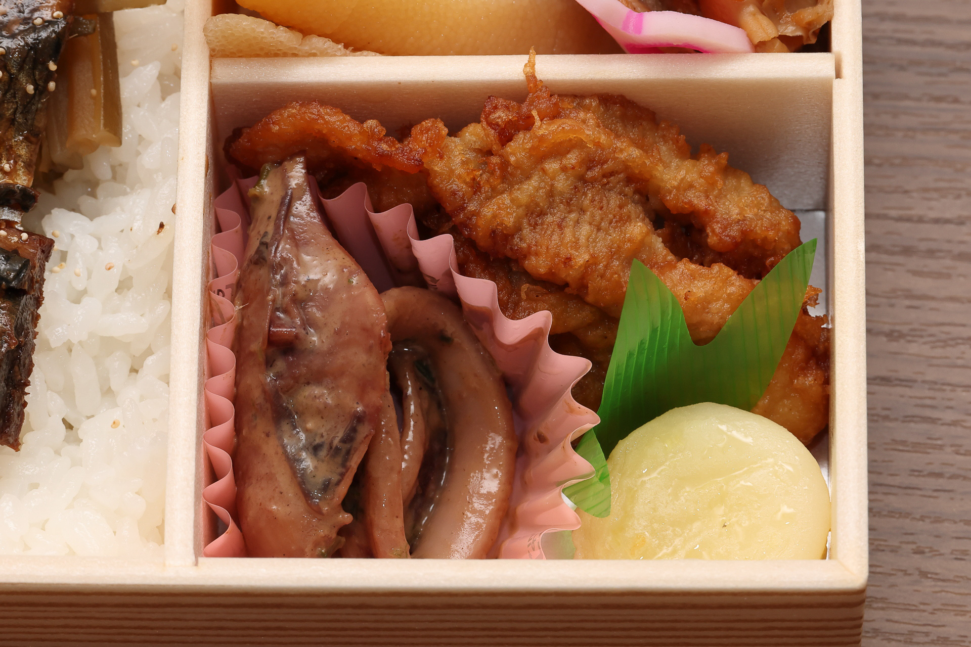 いかのゴロ焼き、ザリージ（豚のからあげ）、いももち
