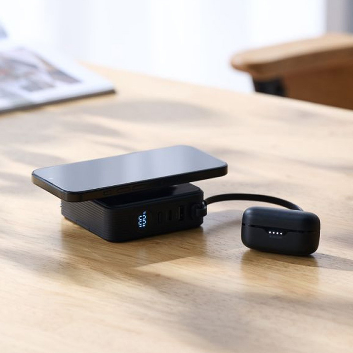 一体型ケーブル、USBポート、ワイヤレスなどさまざまな手段で充電できる