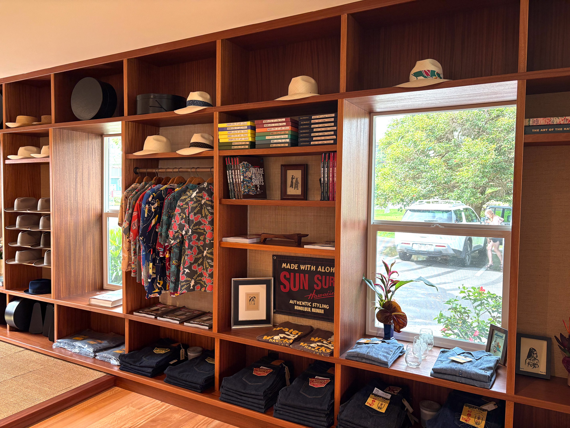 「オプティモ」の店内。ちょっと高級だけどめちゃくちゃカッコいいパナマ帽だった