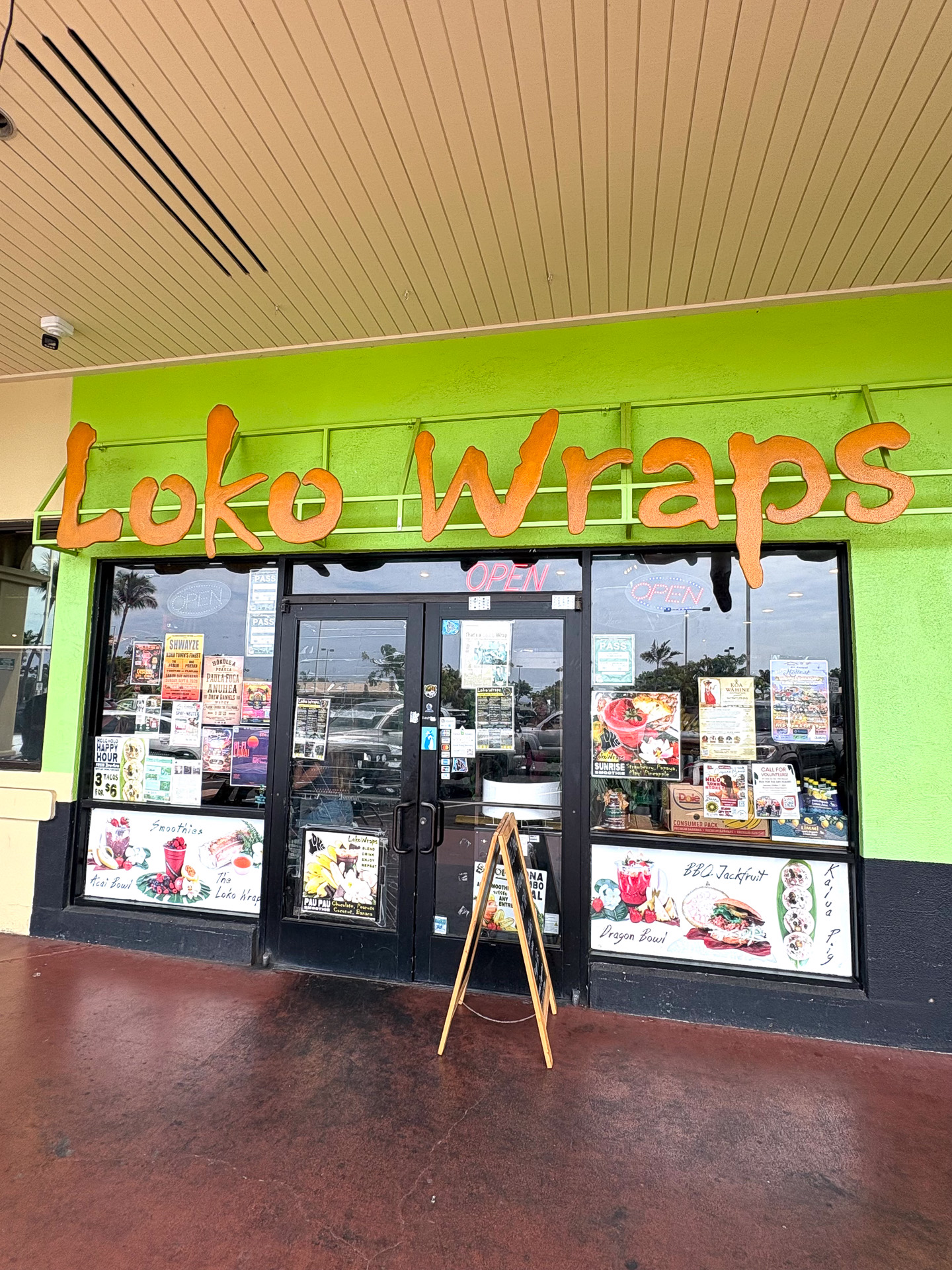 「ラニ・ハウ・センター」内にある「ロコラップ」。店内飲食もできる