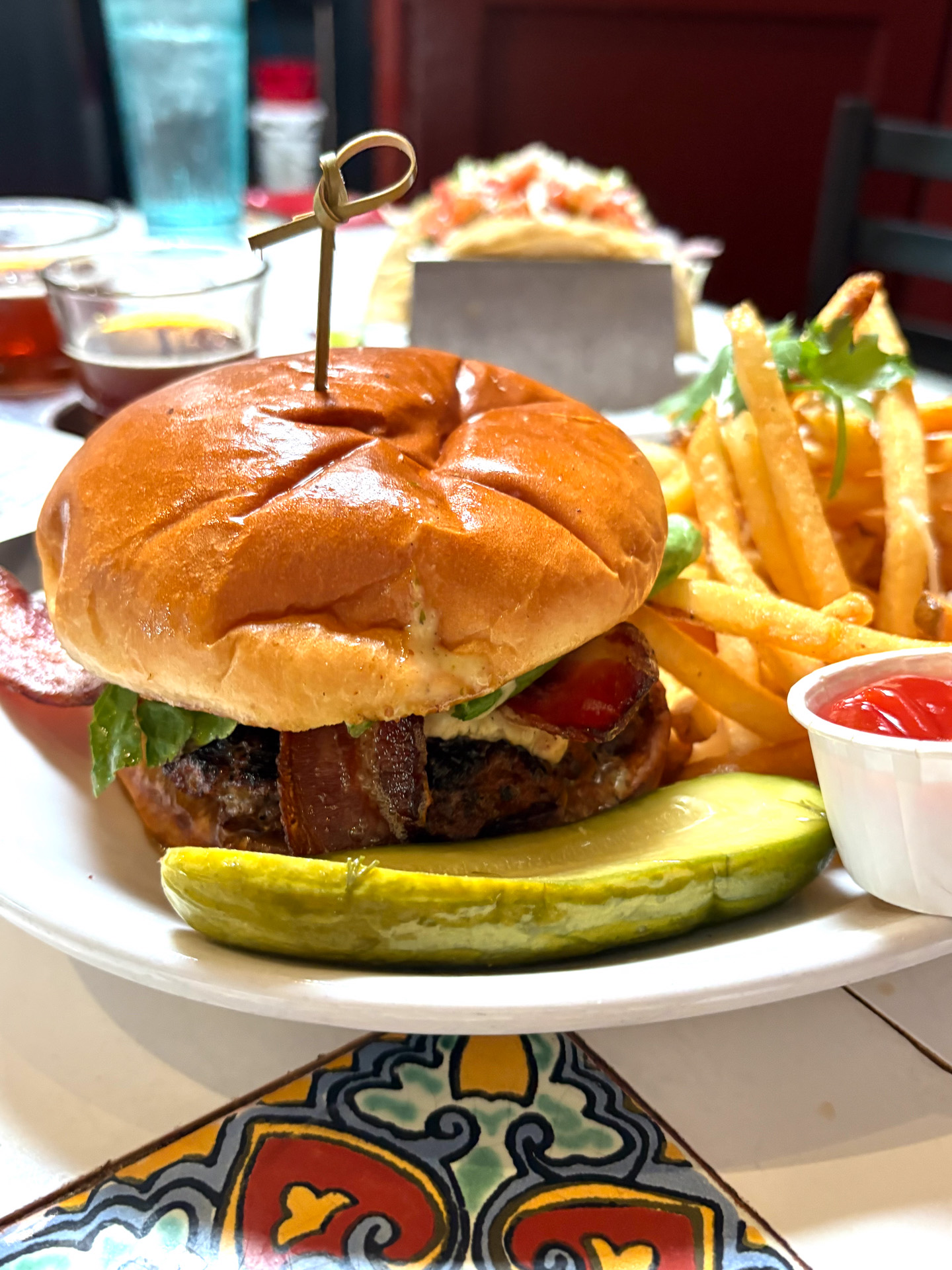 しつこくない旨みが詰まってジューシーなグラスフェッドビーフのハンバーガー
