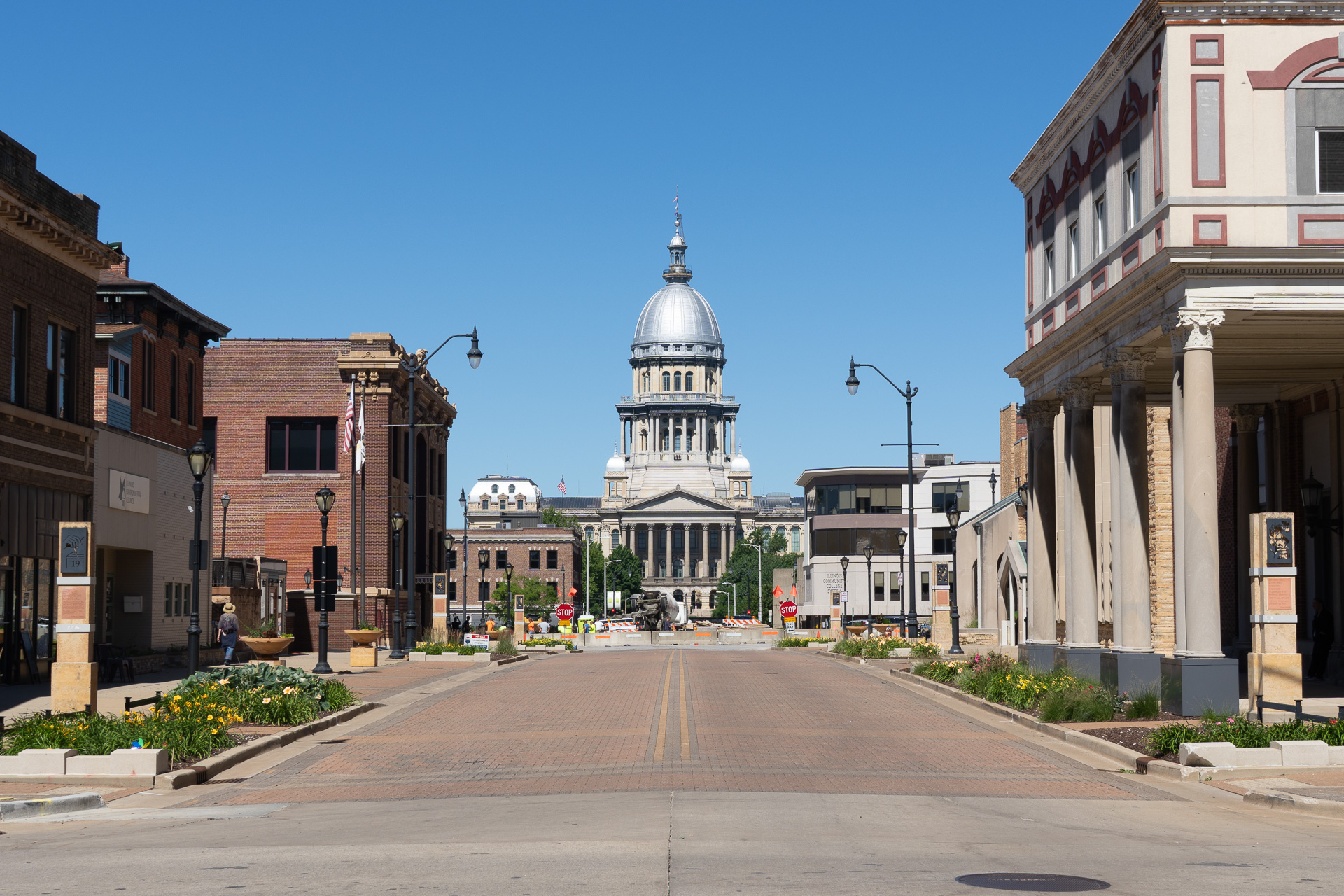 奥に見えるのは現在のイリノイ州会議事堂（Illinois State Capitol）