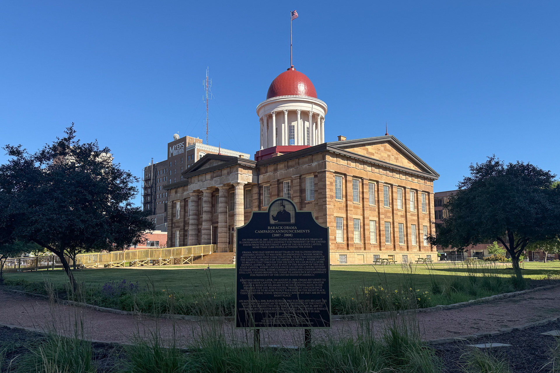 スプリングフィールドの旧州議事堂（Old State Capitol）は、バラク・オバマ元大統領がイリノイ州選出の連邦上院議員時代に大統領選への出馬を宣言した場所でもある。これはその記念プレート