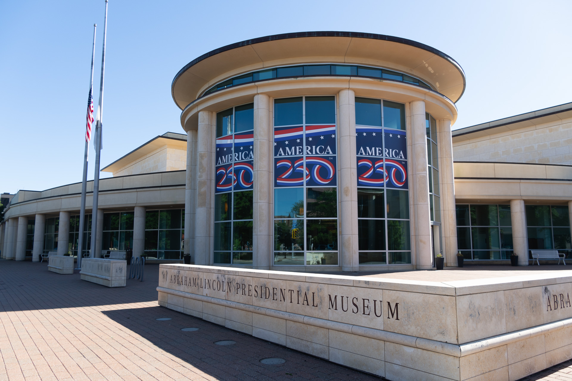 「エイブラハム・リンカーン大統領図書館・博物館（Abraham Lincoln Presidential Library and Museum）」。外観の印象から受けるより内部はかなり広いので、最低でも2時間は確保して訪問した方がよい