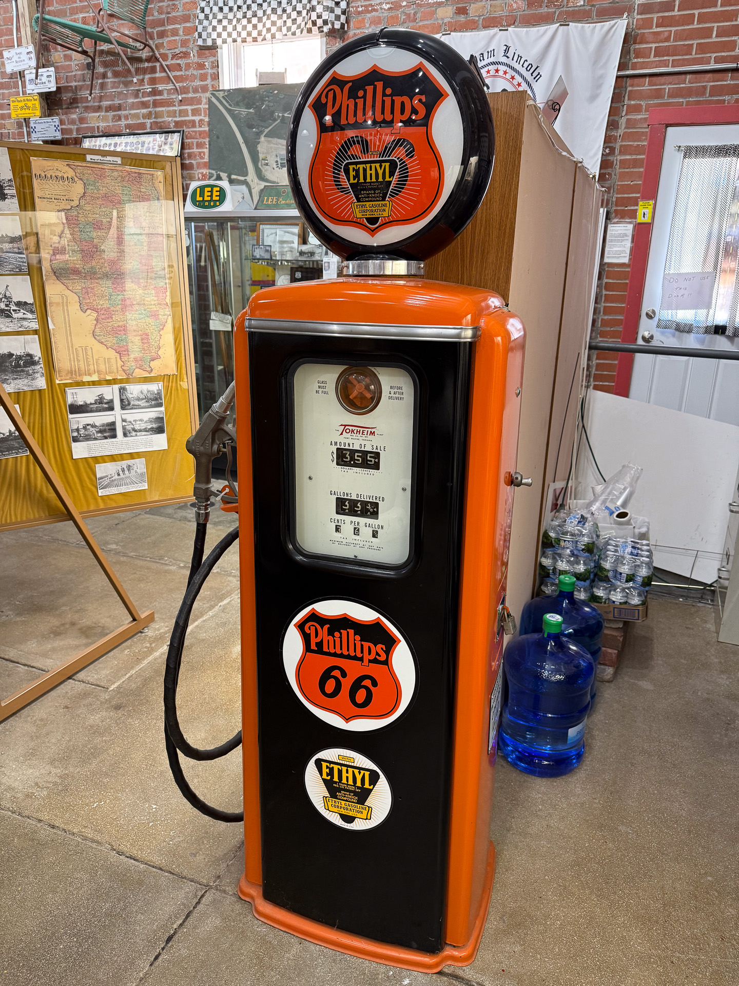 往時のガソリンスタンドの給油機