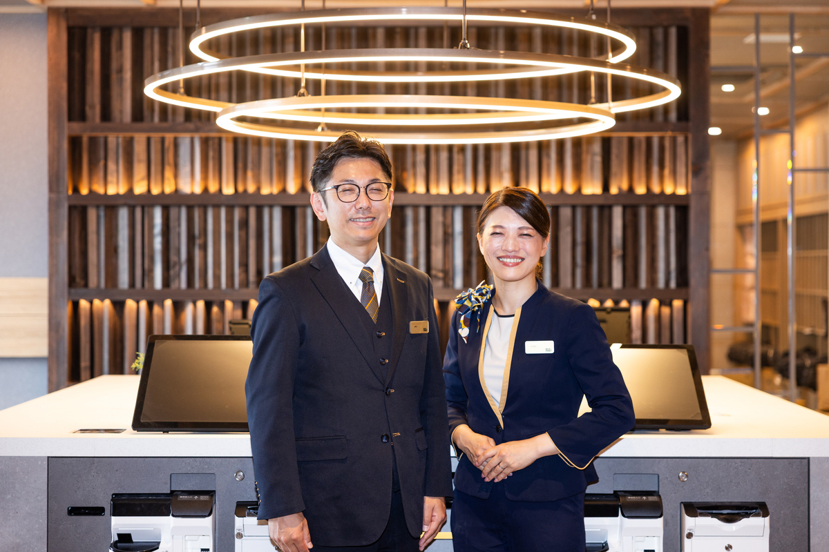 スーパーホテルPremier千歳天然温泉 支配人の木戸正剛さん（左）、副支配人の木戸陽子さん（右）