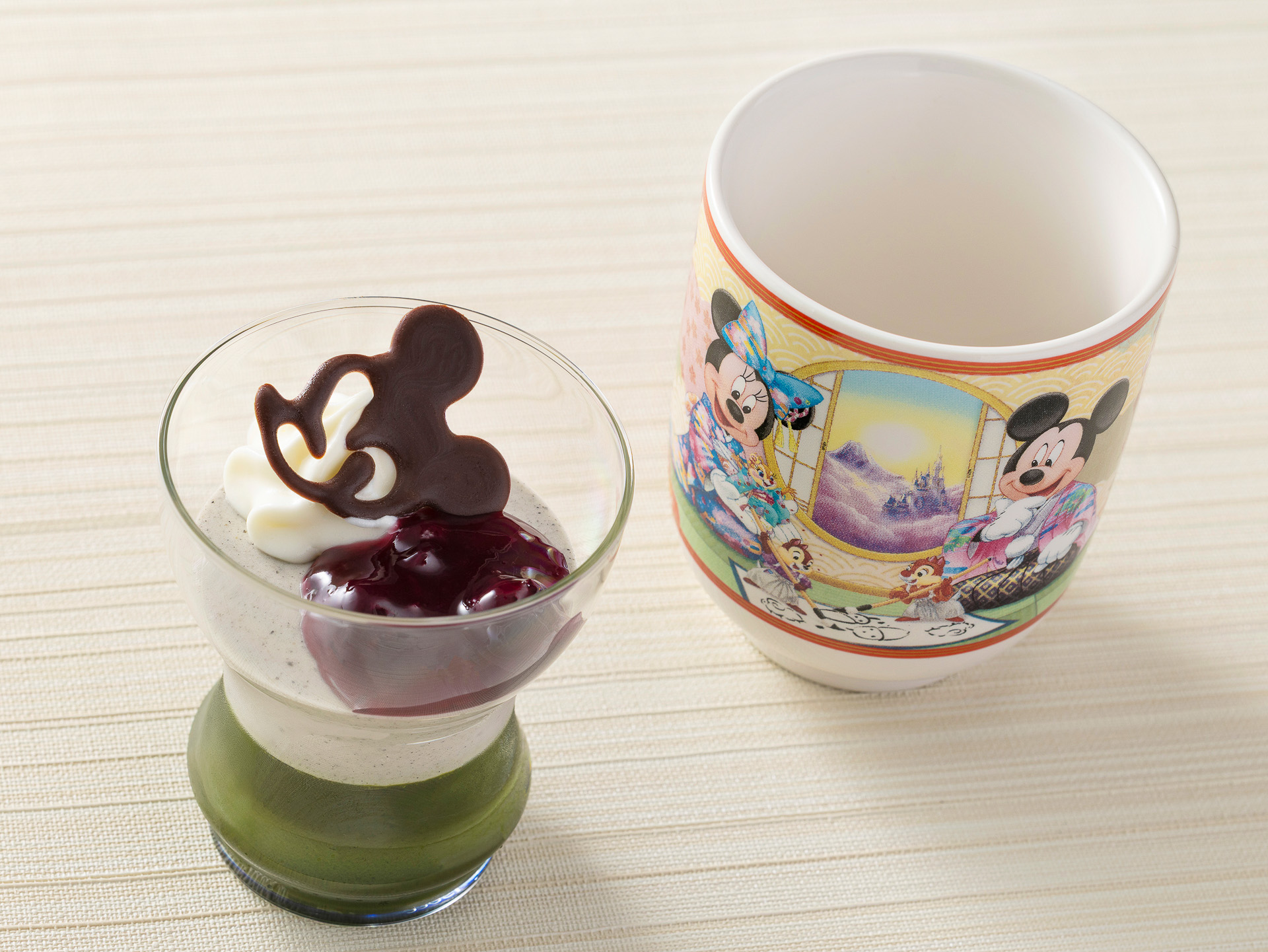 抹茶ゼリー＆黒ゴマムース（550円）はプラス900円で湯呑みタイプのスーベニアカップが付属する