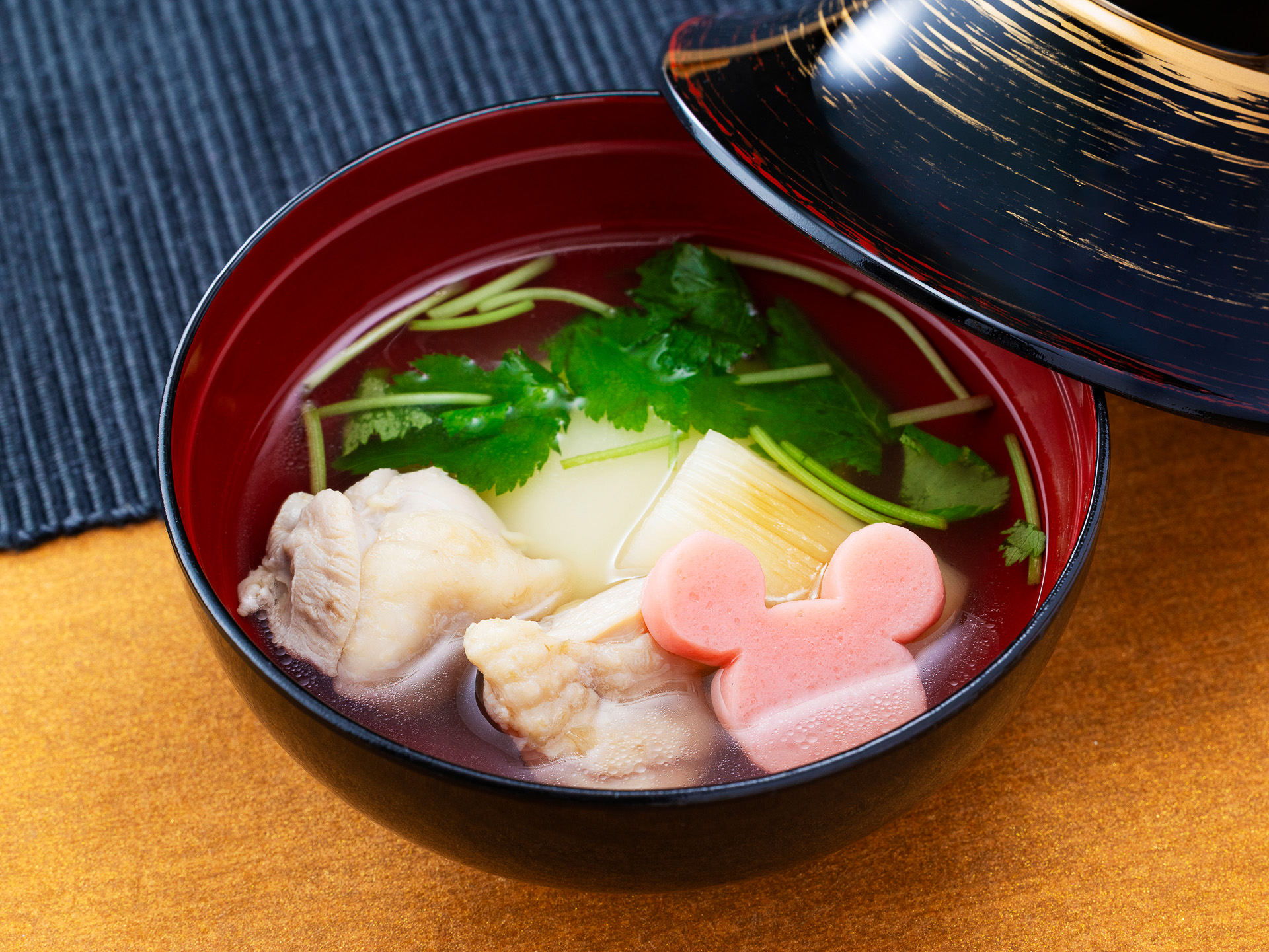 阿波尾鶏の雑煮椀（「味噌汁」または「すまし汁」に＋800円）