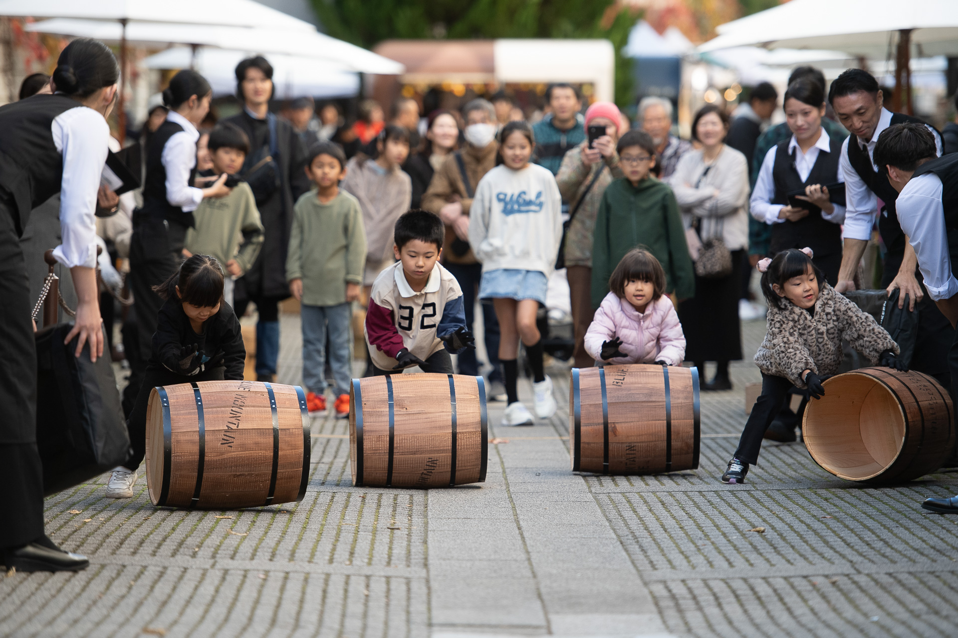 2025年11月に開催されたワインフェスタの目玉「ワイン樽転がしレース」