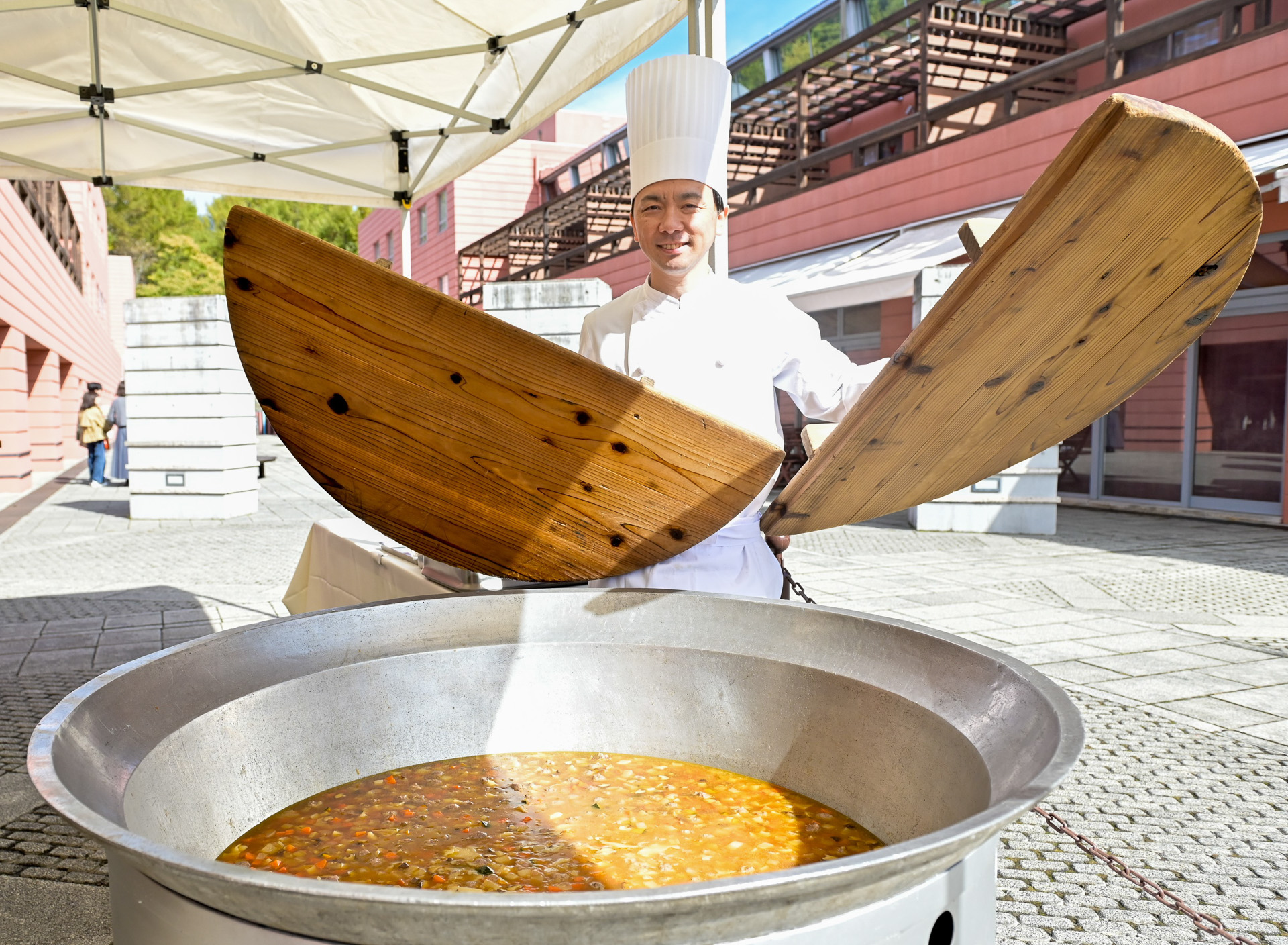山梨名物のほうとうとワインを組み合わせた「ワインほうとう」