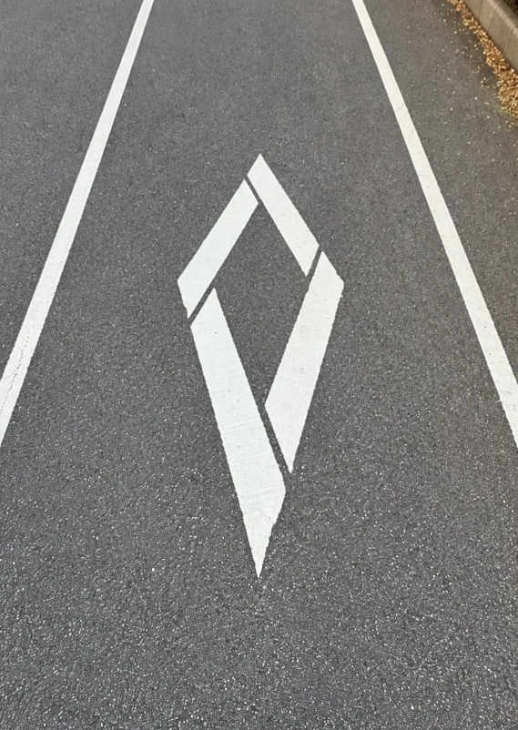 横断歩道の手前に設置される道路標識や道路標示