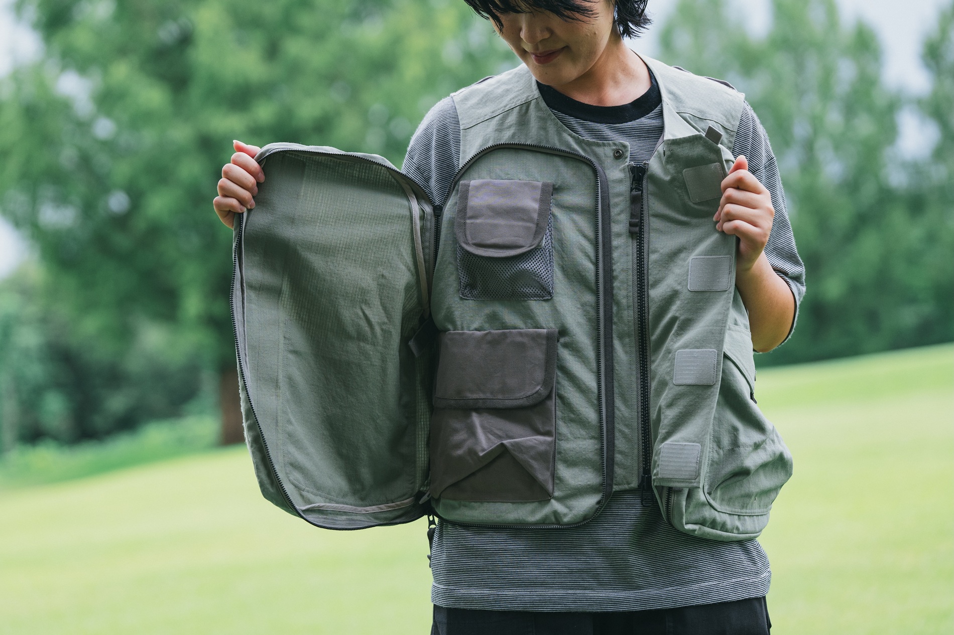Storage Vest。道具を整理して携行できる多機能ポケットを備える