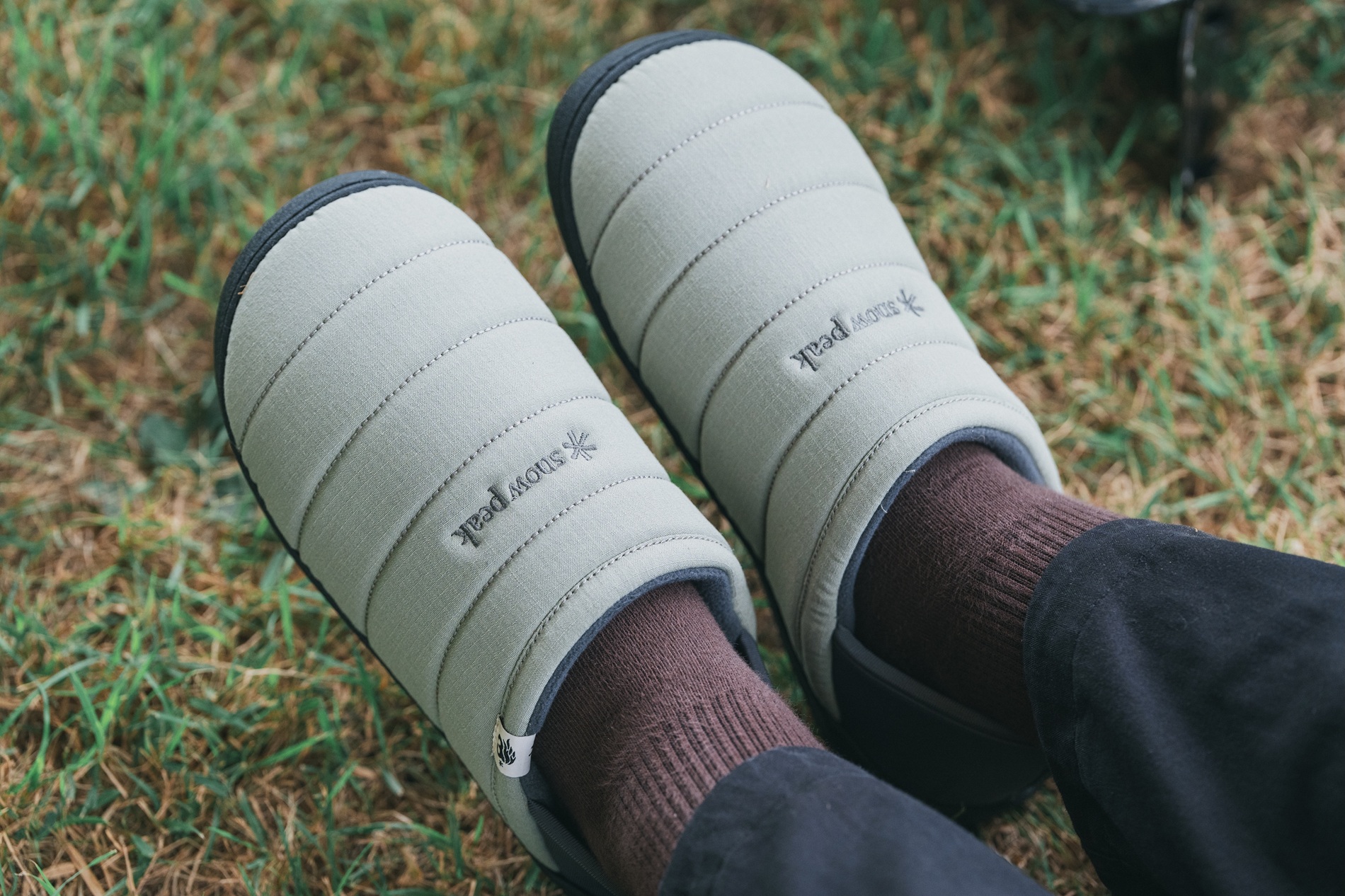 Padded Slip-On。焚火シーンにも対応する、難燃仕様のスリッポン