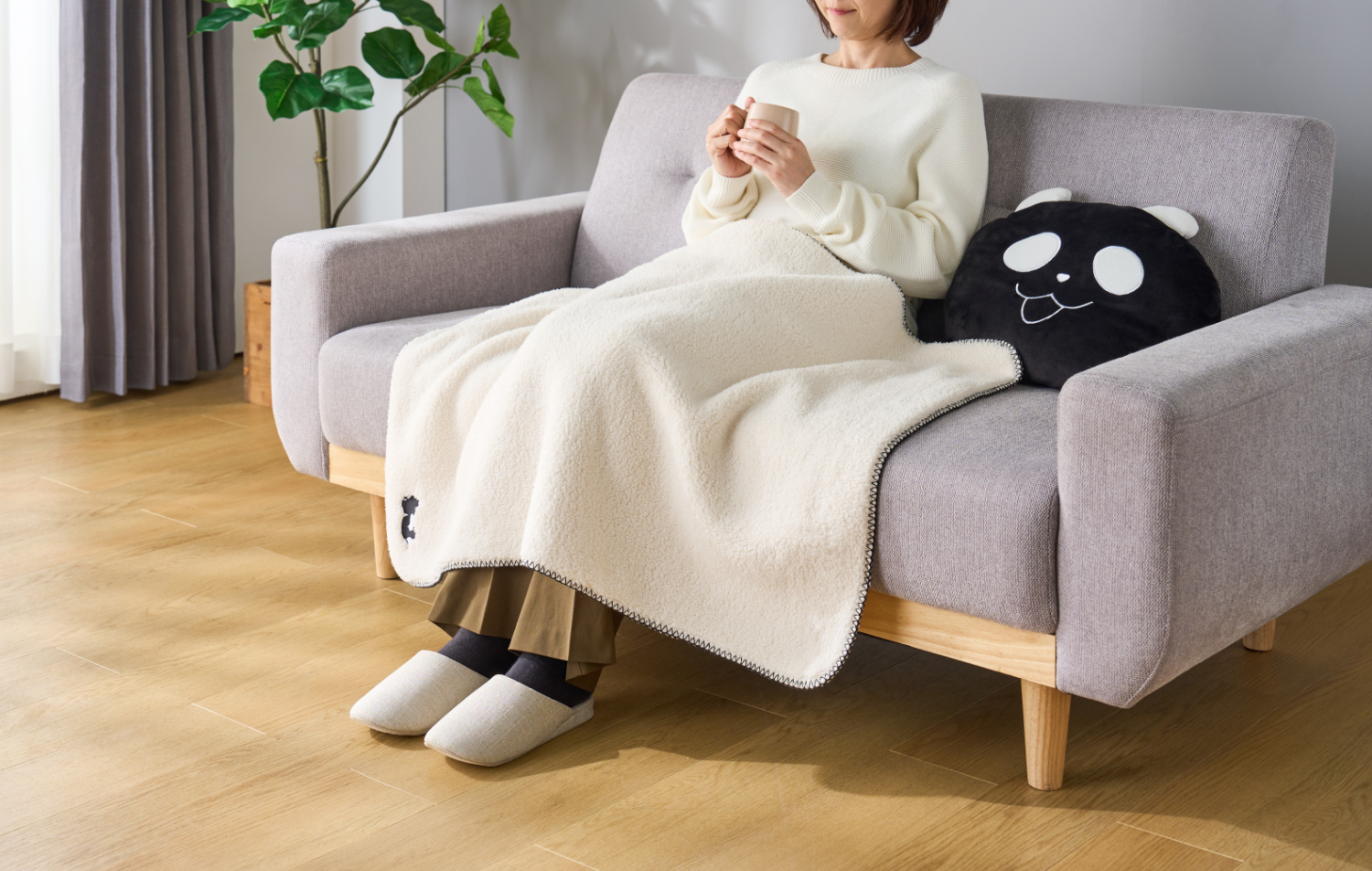 ブラックパンダ お昼寝まくら もこもこブランケット入り（2178円）