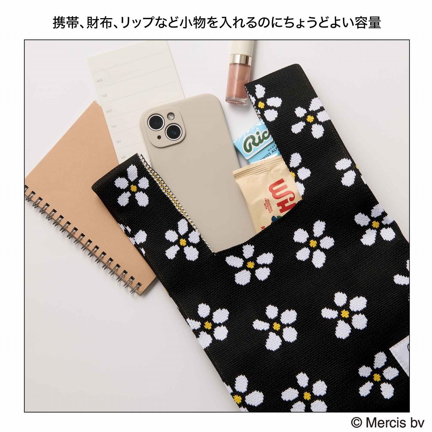 王冠ミッフィーのニットバッグ。ちょっとした外出時もラフに持てる使い心地ながら、目を引く花柄がコーデのアクセントに