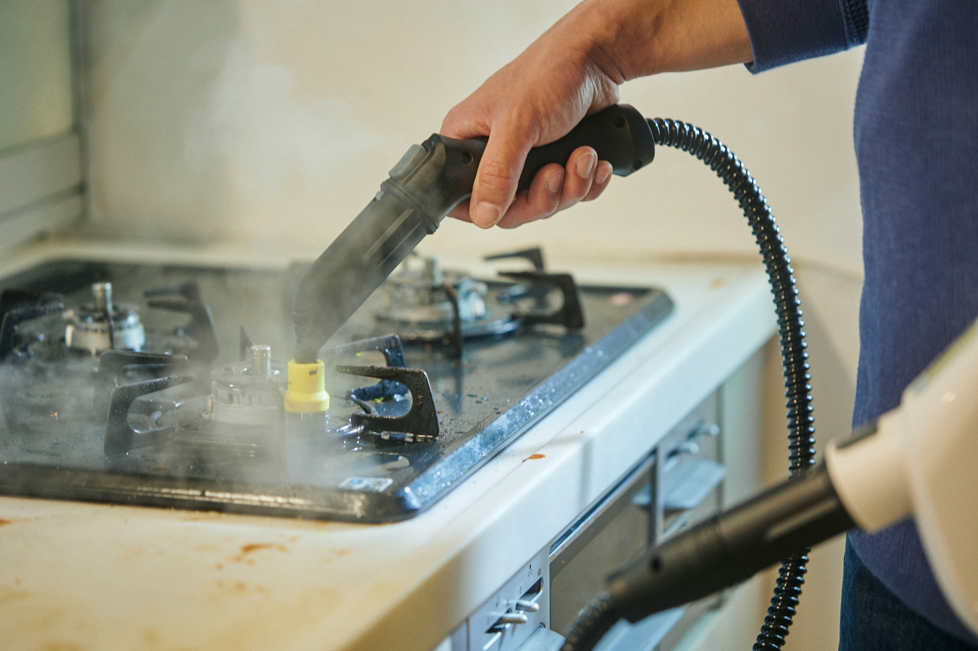 キッチンの汚れも約100℃の高温スチームで浮かせてふき取るだけ