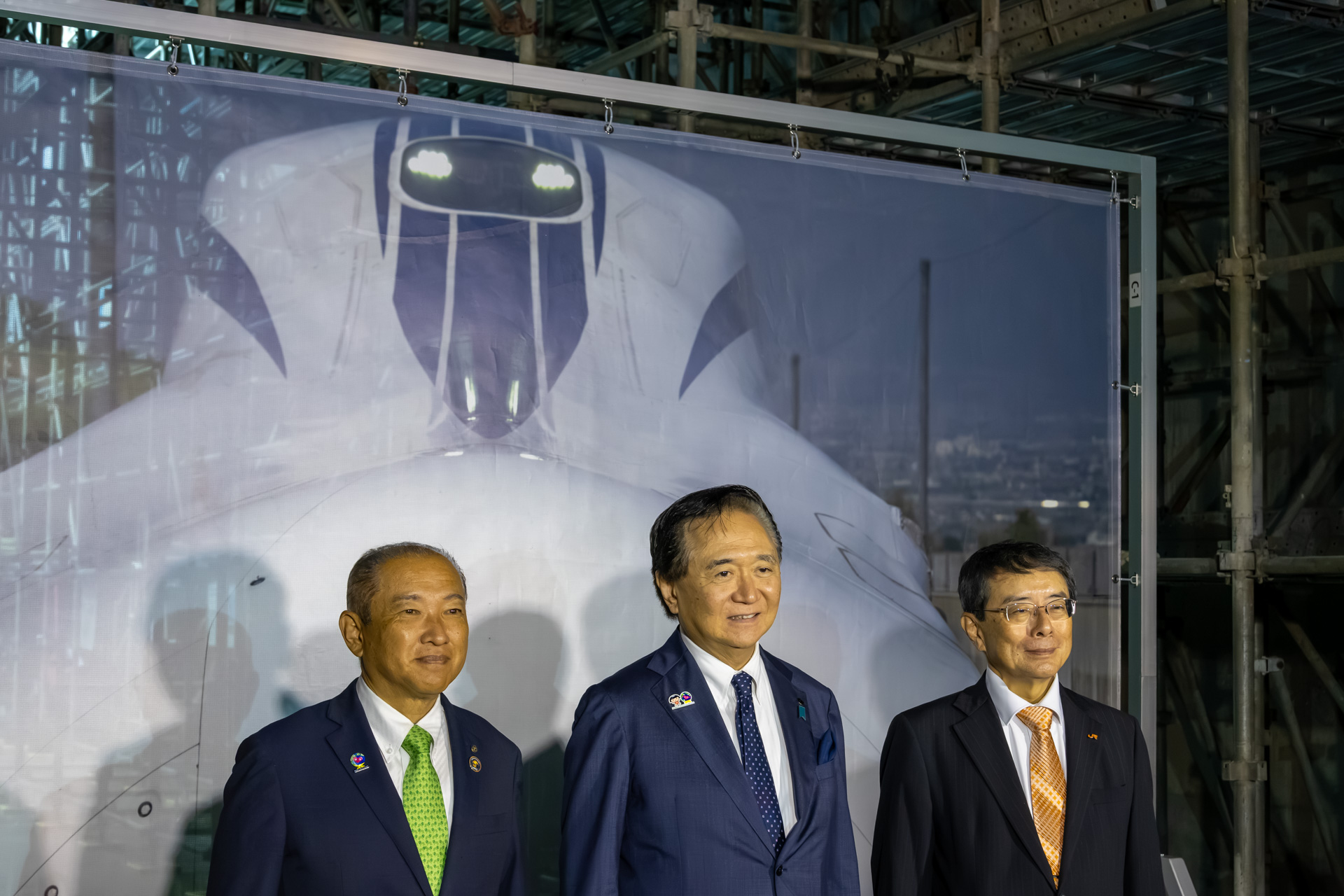 フォトスポットで撮影に応じる本村市長、黒岩知事、水野副社長