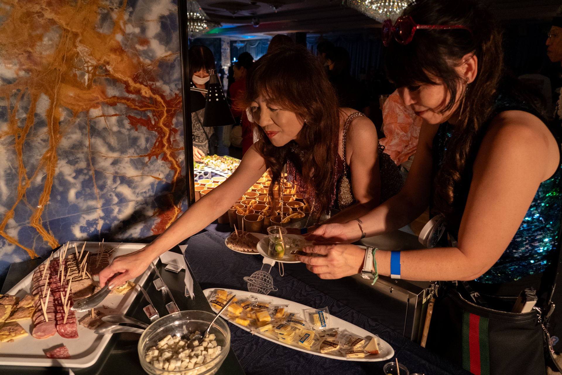 踊る前にまずは腹ごしらえ。フィンガーフードに手が伸びる