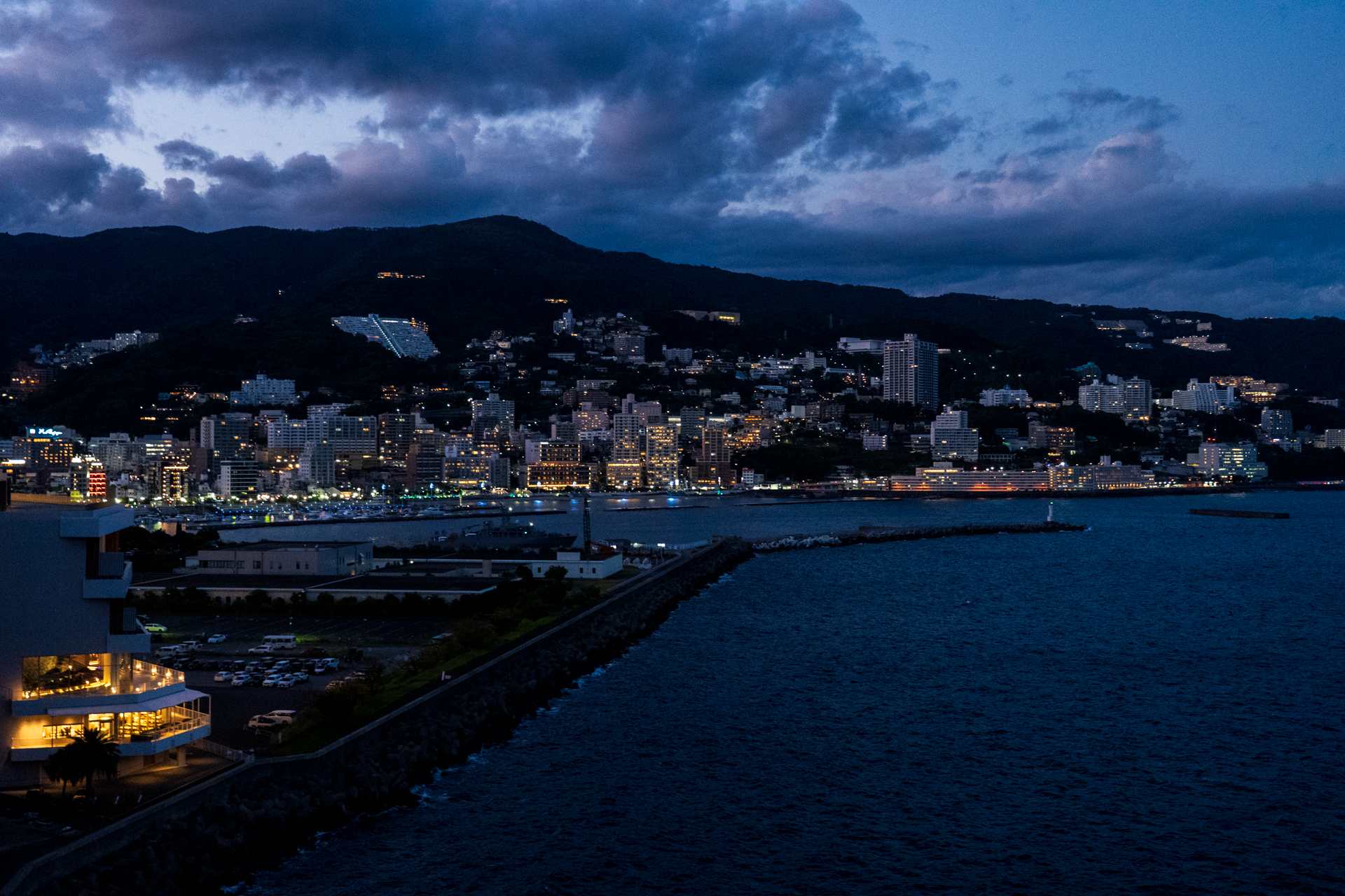 トワイライトから夜へと移り変わる美しい熱海の景色