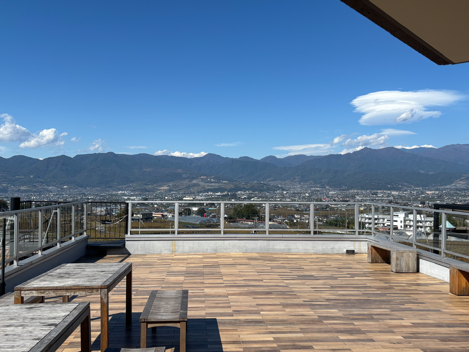 山とぶどう畑を見渡せるIWAI TERRACE