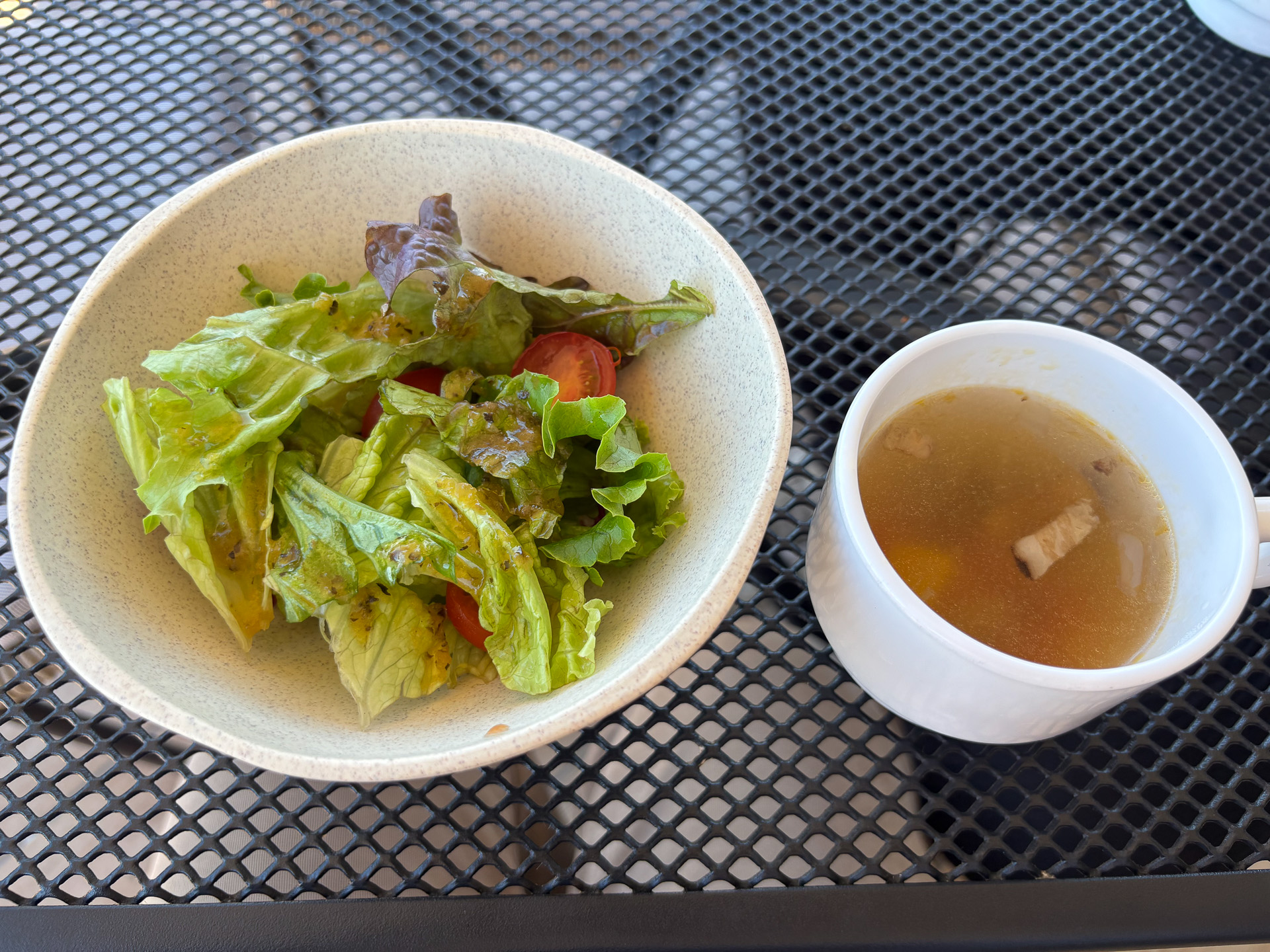 セットのサラダとスープ