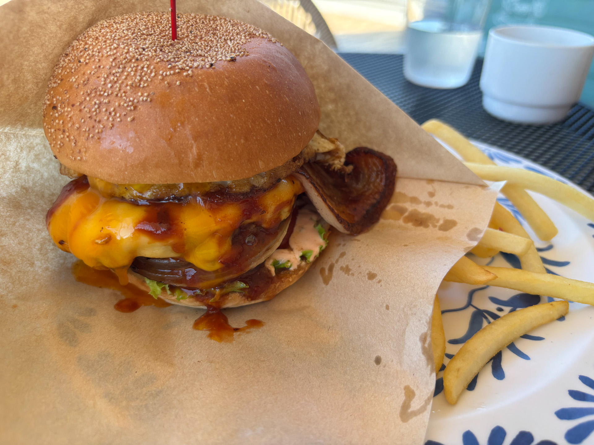 迫力満点！　スモーキーBBQベーコンエッグバーガー