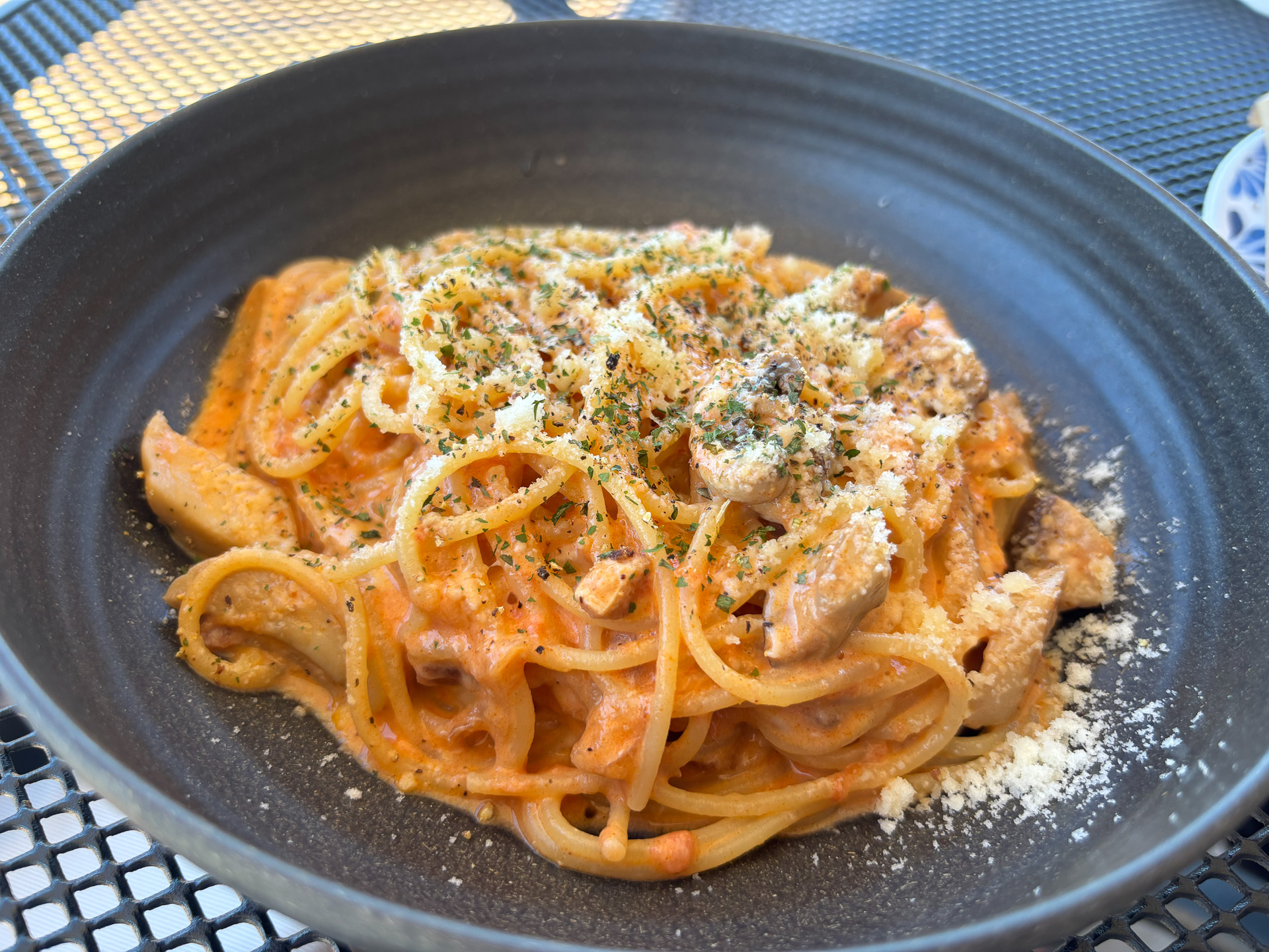 本日のパスタ、キノコとベーコンのトマトクリームパスタ