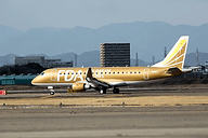 FDA 9号機は初のメタリックカラーとなる“ゴールド”に 県営名古屋空港に