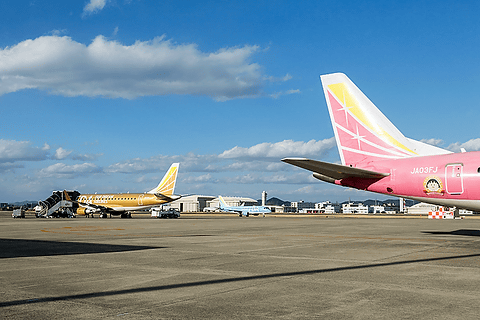 FDA 9号機は初のメタリックカラーとなる“ゴールド”に 県営名古屋空港に