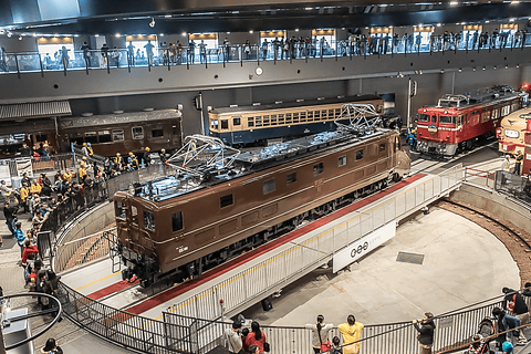 鉄道博物館にムーミンみたいな「EF55 1」がやってきた 珍しい流線型