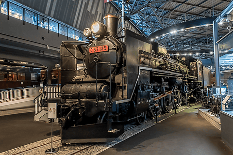 鉄道博物館、電気機関車「EF55 1」の展示開始セレモニー C57とEF55を数