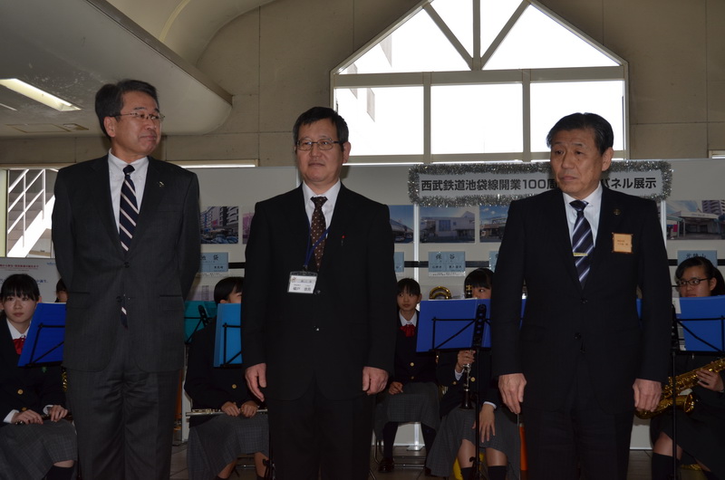 臨時電車の飯能駅到着後には、飯能駅でも100周年記念セレモニーを開催。来賓として、飯能市教育委員会教育長の澤田清志氏（左）、飯能市郷土館館長の柳戸信吾氏（中）、飯能市長の大久保勝氏（右）が参列