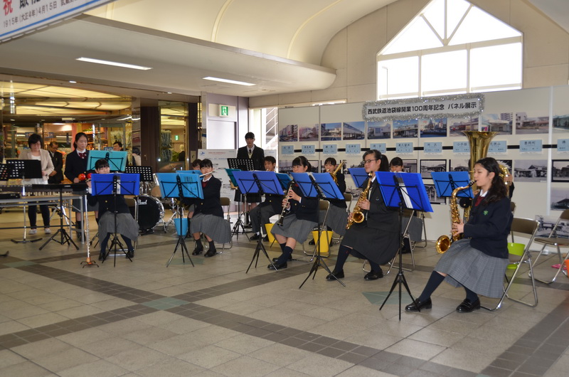 飯能市立美形台中学校吹奏楽部による演奏も行われた