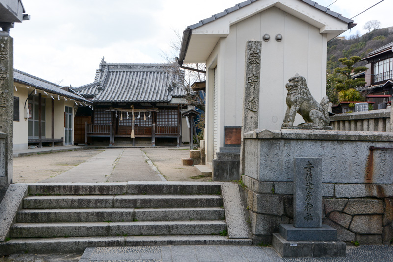 「吉備津彦神社」と「宝土寺」はほぼ隣接した位置にある。それほど高い位置からではないが、このあたりから尾道の商店街を見渡せる