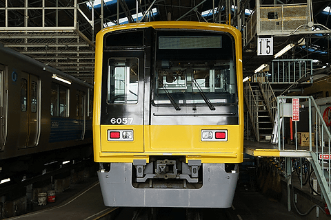 西武鉄道 黄色い6000系電車 のラッピング作業詳細 丸2日かかった 職人技の手作業によるラッピング工程 トラベル Watch Watch