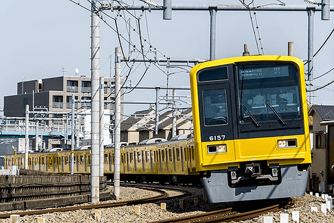 西武鉄道 黄色い6000系電車 のラッピング作業詳細 丸2日かかった 職人技の手作業によるラッピング工程 トラベル Watch Watch
