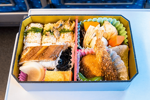 週末駅弁】新大阪駅「東海道新幹線弁当」 おかずの種類が豊富で飽き