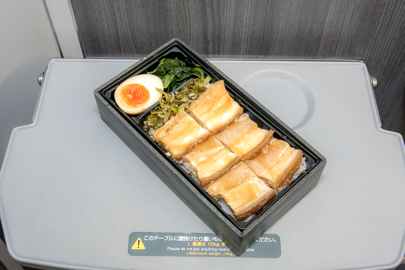 豚バラ肉やわらか煮が6枚ご飯の上に敷き詰められ、高菜の挽肉ごま油炒めと味付き半熟卵、ほうれん草炒めが添えられています