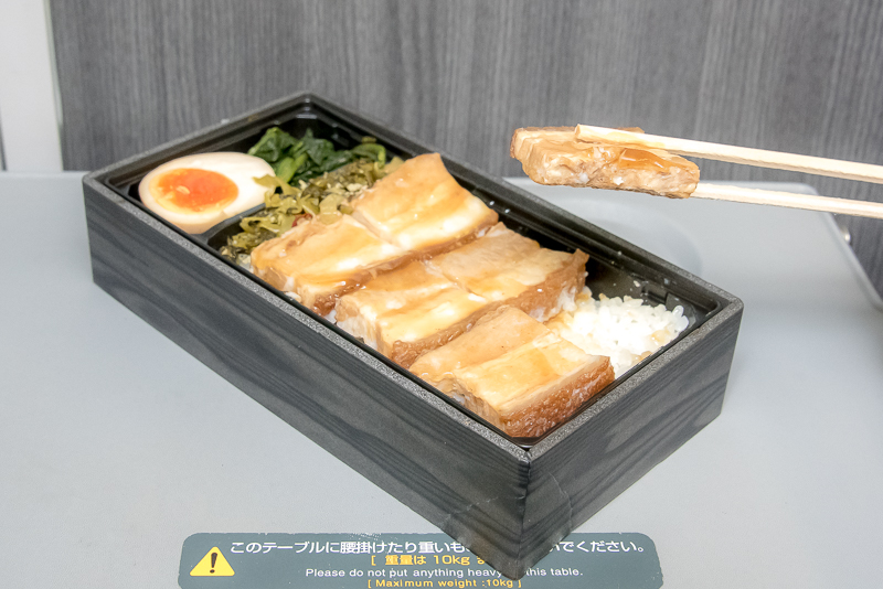 肉厚の豚バラ肉がふわりと柔らかくコクのある味です